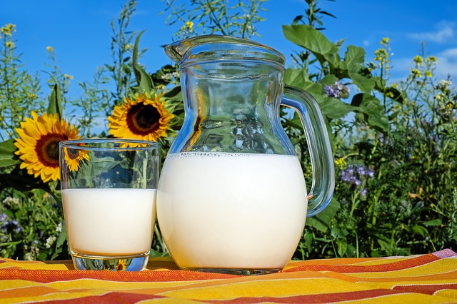 aporte nutricional de la leche de vaca entera